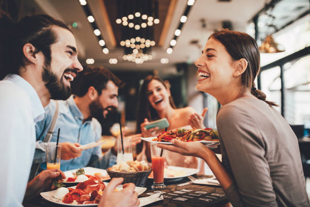 grupo de amigos felizes tomando café da manhã no restaurante - eating - fotografias e filmes do acervo