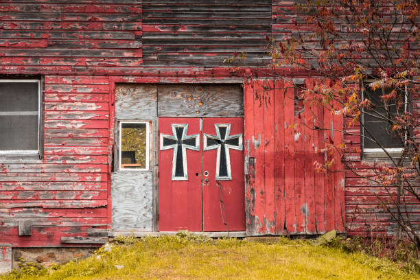 puertas doble granero rojo están adornadas en gran estilo gótico cruces - barn conversion fotografías e imágenes de stock