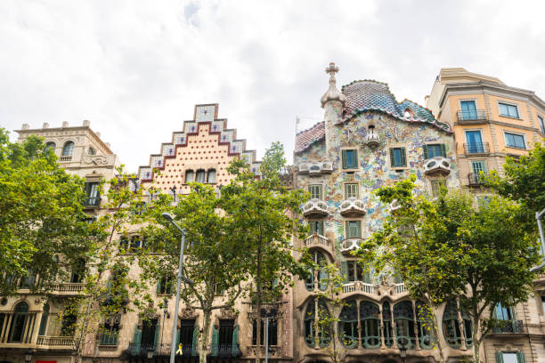 низкий угол выстрел каса бателло в барселоне, испания - barcelona antonio gaudi casa battlo spain стоковые фото и изображения