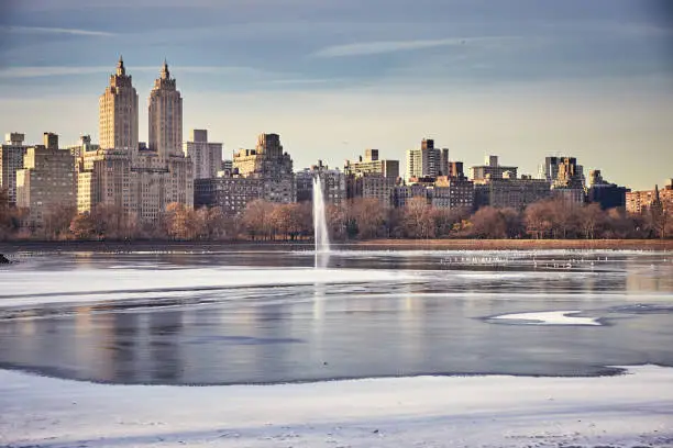 Photo of fountain in Jacqueline Kennedy Onassis Reservoir in winter season