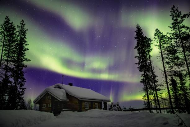 paisaje de la hermosa aurora boreal (aurora borealis) en el cielo nocturno sobre laponia invierno, finlandia scandinavia - cabin snow finland lapland fotografías e imágenes de stock