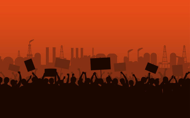 ilustrações, clipart, desenhos animados e ícones de grupo de silhueta de pessoas punho erguido e sinais de protesto a noite com fábrica industrial estate e fundo de cor laranja do céu - striker