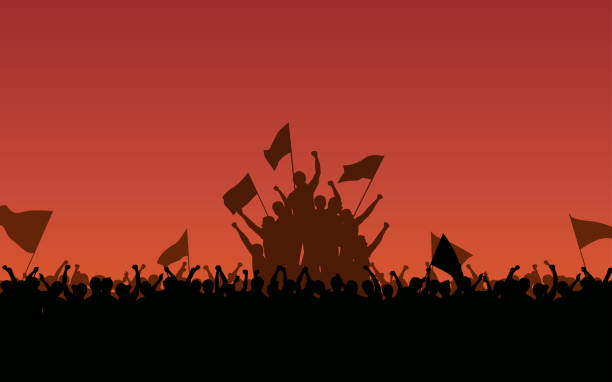 illustrazioni stock, clip art, cartoni animati e icone di tendenza di silhouette gruppo di persone pugno alzato e bandiere protesta in design icona piatta con sfondo cielo serale di colore rosso - women standing fist success