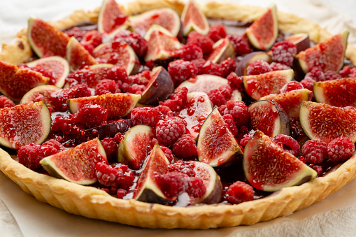 Delicious tart with berry and figs