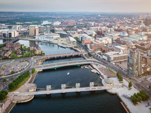 atardecer río lagan vertedero puente de aéreo belfast irlanda del norte - belfast northern ireland northern ireland city irish culture fotografías e imágenes de stock