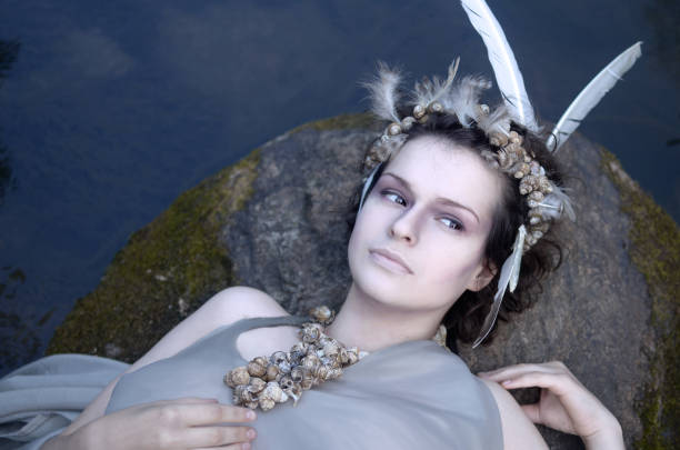 sirène au repos sur un rocher dans l’eau - women nymph hairstyle mythology photos et images de collection