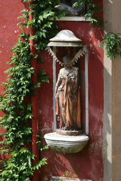 istock Venice, statue in a niche with ivy 1054457208