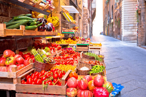 Fruit and vegetable market in narrow Florence street, Tuscany region of Italy Fruit and vegetable market in narrow Florence street, Tuscany region of Italy vegetable stand stock pictures, royalty-free photos & images