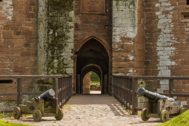 ケーラヴァロック城、スコットランド英国にゲートのクローズ アップ。 - caerlaverock ストックフォトと画像