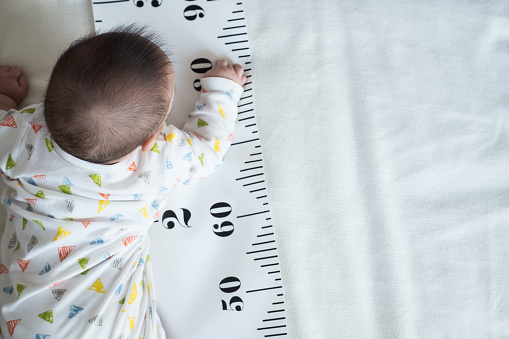 Bebé de cuerpo y cinta métrica. photo