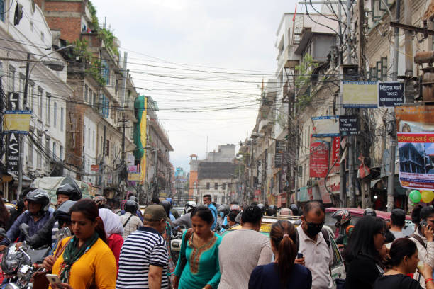 tłumaczenie: sytuacja wokół lokalnego rynku i indra chowk bazaar w katmandu. - newar zdjęcia i obrazy z banku zdjęć