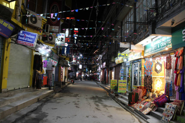 tłumaczenie: tłum wokół thamel w nocy, backpacker haven w katmandu - newar zdjęcia i obrazy z banku zdjęć