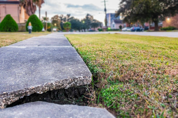 konkrete fußgänger gehweg gebrochen - gehweg stock-fotos und bilder