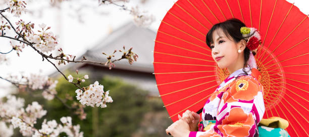młoda azjatycka dziewczyna ubrana w kimono (japońskie tradycyjne ubrania). - parasol umbrella asian ethnicity asian culture zdjęcia i obrazy z banku zdjęć