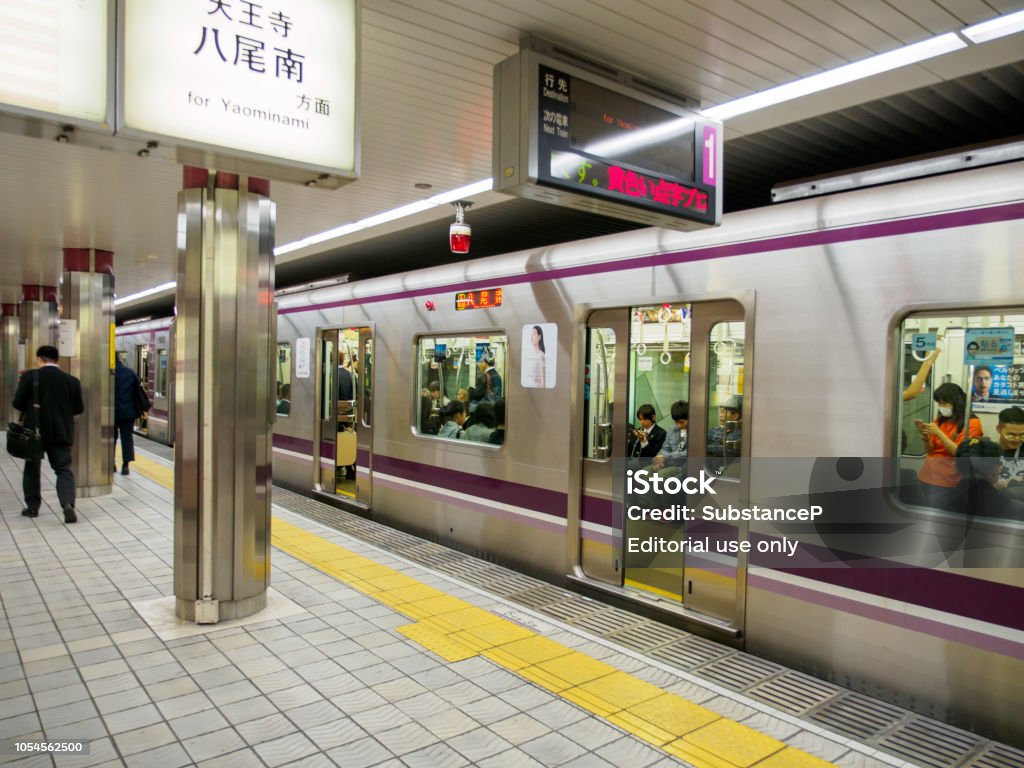 รถไฟใต้ดินที่สถานีรถไฟนัมบะ โอซาก้า ประเทศญี่ปุ่น ภาพสต็อก -  ดาวน์โหลดรูปภาพตอนนี้ - จังหวัดโอซากะ, สถานี - อาคารสถานีขนส่ง, ใต้ดิน -  Istock