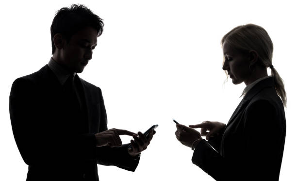 groupe de gens d’affaires à l’aide de téléphones intelligents. - image contrastée photos et images de collection