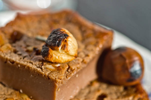 甘い栗のケーキのスライス - nut pastry brownie hazelnut ストックフォトと画像