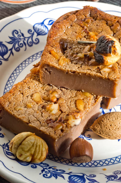甘い栗のケーキのスライス - nut pastry brownie hazelnut ストックフォトと画像