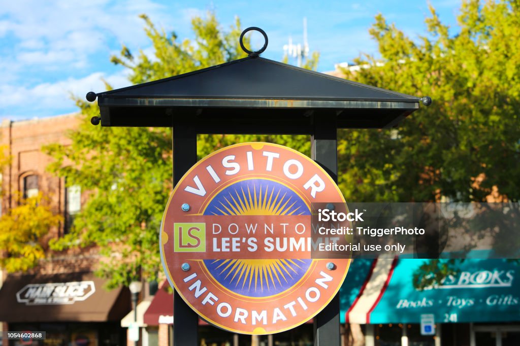 Downtown Lees Summit Missouri Stock Photo - Download Image Now -  Backgrounds, Blue, Bookstore - iStock