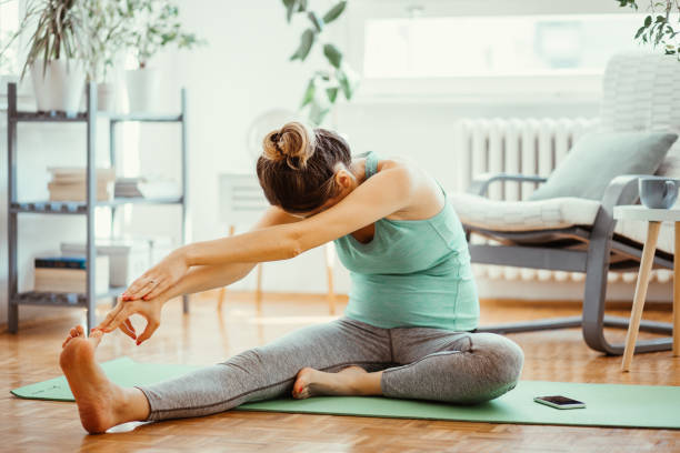 schwangere frau übung - floor women sitting yoga stock-fotos und bilder