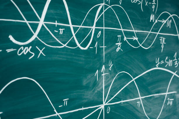 lección de matemáticas de la escuela. trigonometría. gráficos de la función de pizarra. - cosinus fotografías e imágenes de stock