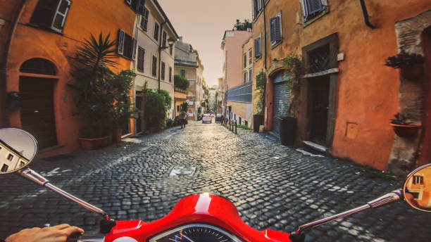 pov scooter in sella: in moto nel centro di roma - bikers point of view foto e immagini stock