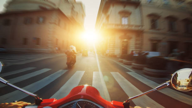 "trotinette" pov equitação: na moto no centro de roma - motorcycle handlebar road riding - fotografias e filmes do acervo