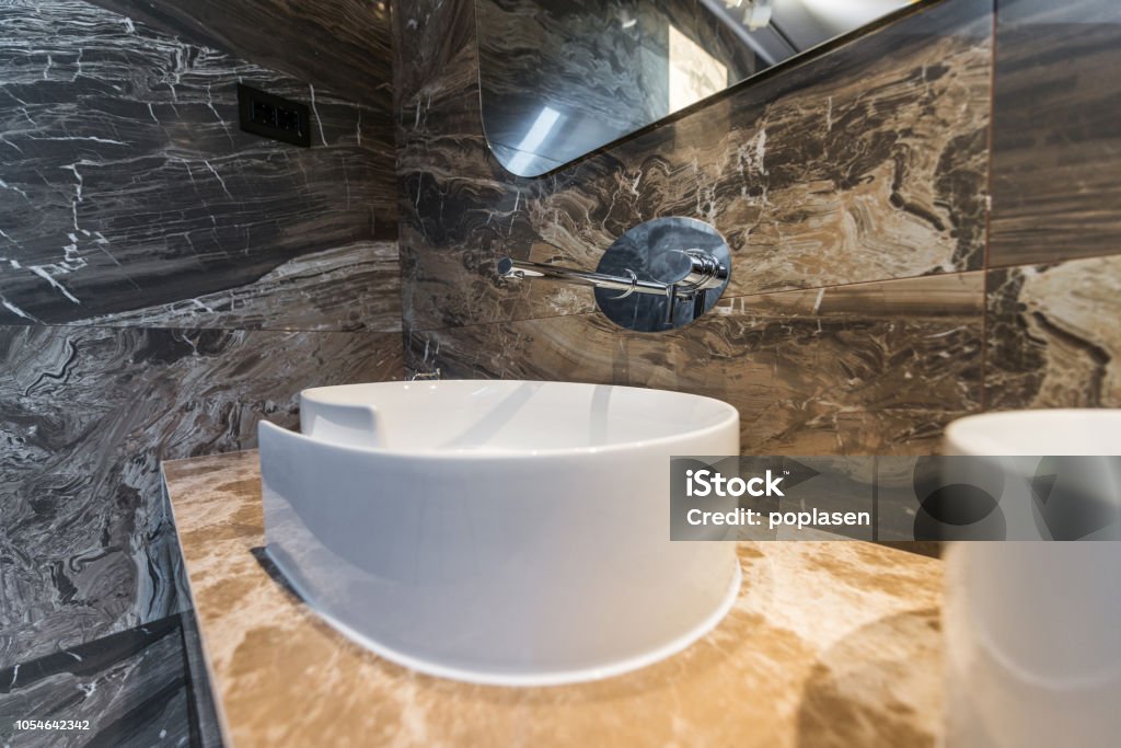 White ceramic washbasin il luxury decor Apartment Stock Photo