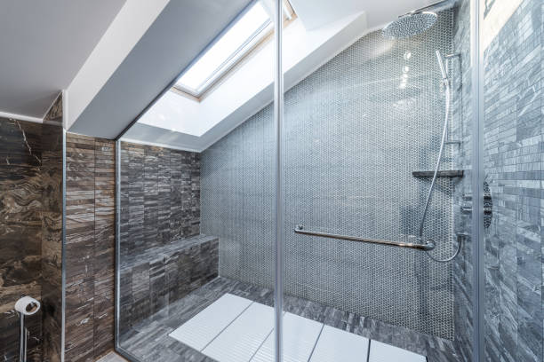 glazen douchecabine in moderne loft badkamer - douche stockfoto's en -beelden