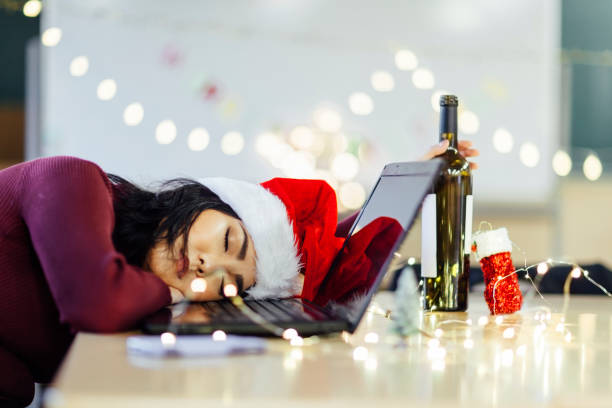 donna ubriaca che dorme dopo la festa a natale - hangover alcohol headache student foto e immagini stock