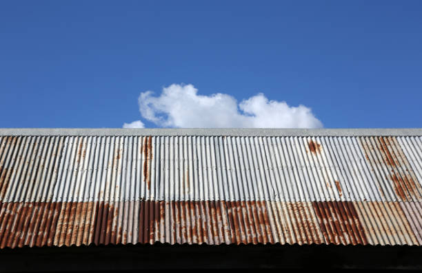 techos de hierro corrugado - corrugated iron rust rusty metal fotografías e imágenes de stock