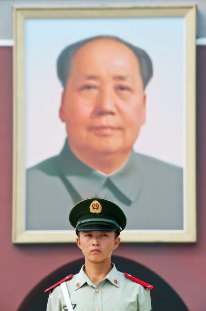 guarda a sua frente, o famoso retrato do presidente mao, portão de tiananmen, beijing - tiananmen square - fotografias e filmes do acervo