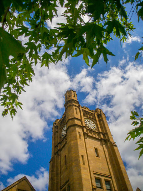 torre do relógio de universidade de melbourne - melbourne australia clock tower clock - fotografias e filmes do acervo