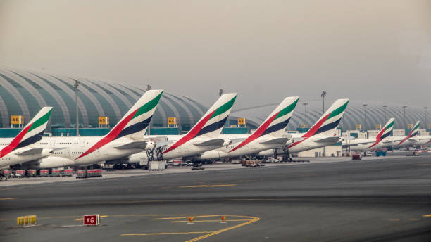 planos de emirato alineados en una fila - commercial airplane airplane airbus passenger fotografías e imágenes de stock