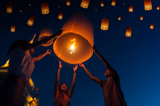 lampada galleggiante a yi peng festival a chiangmai thailandia - bangkok thailand asia thai culture foto e immagini stock