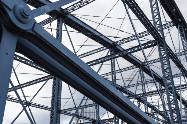 cruce de vigas en un puente - architecture blue bridge iron fotografías e imágenes de stock