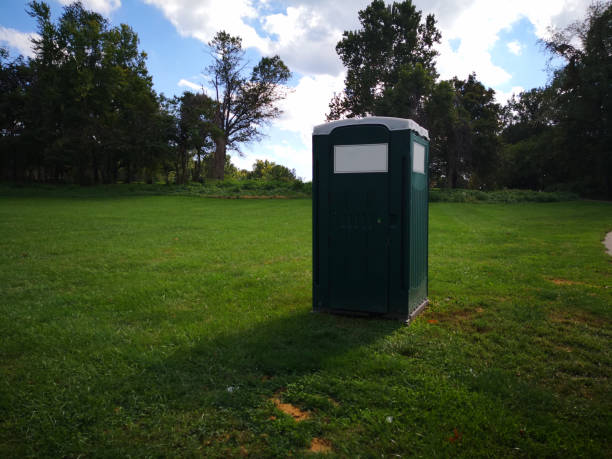 porta potty dans un champ - porta potty photos et images de collection