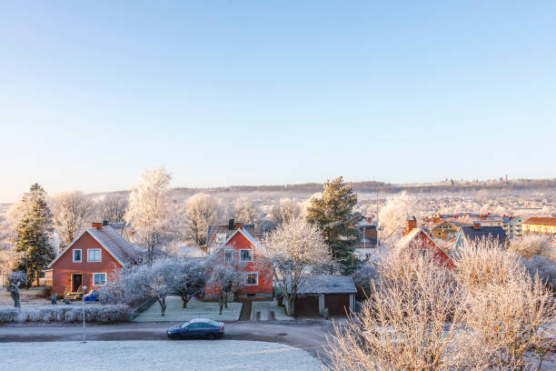 detached house on a street with frost on the trees - 15803 imagens e fotografias de stock