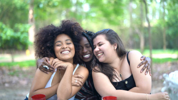trzy różnorodne przyjaciele portret - beautiful multi ethnic group happiness education zdjęcia i obrazy z banku zdjęć