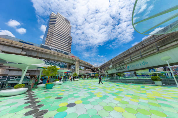 la vista della città di bangkok di siam discovery e mbk center punta colorata e popolare posizione di viaggio green sky walk con turisti in tutto il mondo. 13 settembre 2018. bangkok, thailandia. - mbk foto e immagini stock