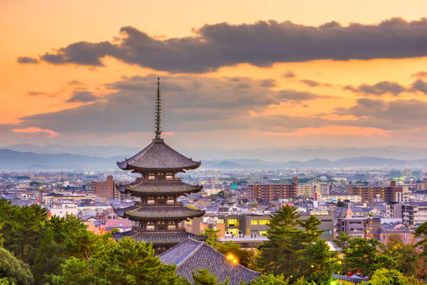 pagode et le paysage urbain de nara, japon - préfecture de nara photos et images de collection