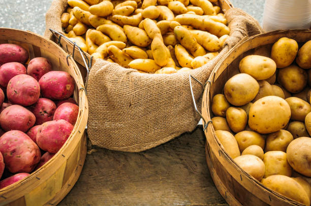 картофельные корзины - red potato raw potato market red стоковые фото и изображения