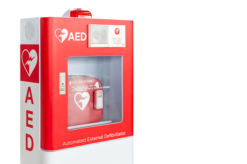 Defibrillator externo automatizado médicos primeros auxilios dispositivo aislado sobre fondo blanco o caja FAE photo