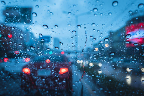 lourd il pleut strom lors de promenade en soirée bleu froid humide pare-brise - condition photos et images de collection