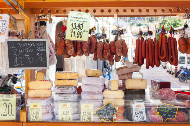 formaggio tradizionale maiorchino sobrassada saussage e mahon in vendita in un mercato locale a esporles, maiorca, spagna - jeanne foto e immagini stock