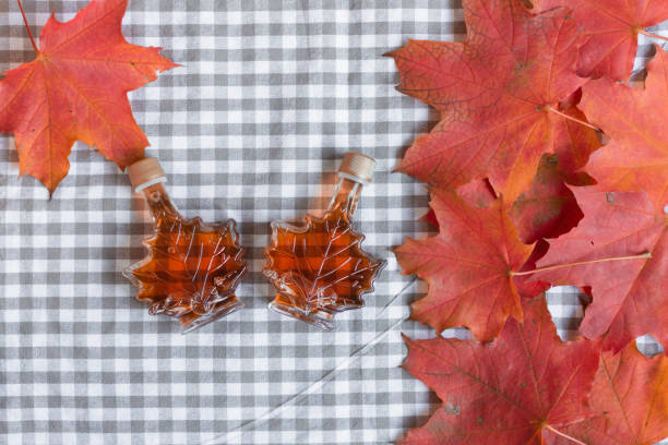 maple syrup in a bottle in a shape of maple leaf. - tree area japanese fall foliage japanese maple autumn imagens e fotografias de stock