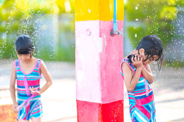 수영 후 목욕을 하는 행복 한 아이 장난 - human hair swimming pool spray little girls 뉴스 사진 이미지