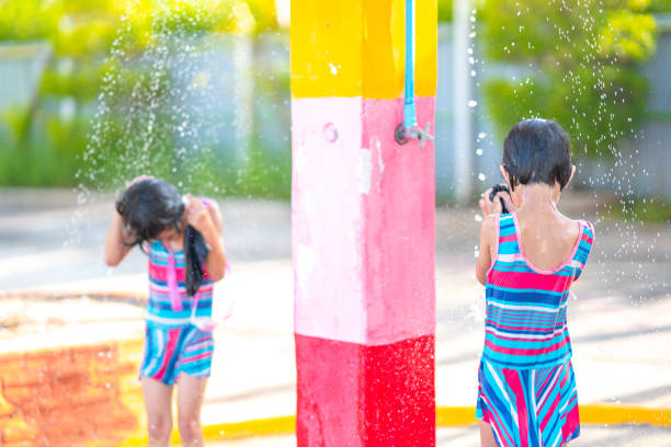 수영 후 목욕을 하는 행복 한 아이 장난 - human hair swimming pool spray little girls 뉴스 사진 이미지