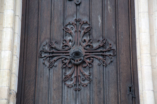 дверь собора церкви христа, дублин - christ church cathedral стоковые фото и изображения