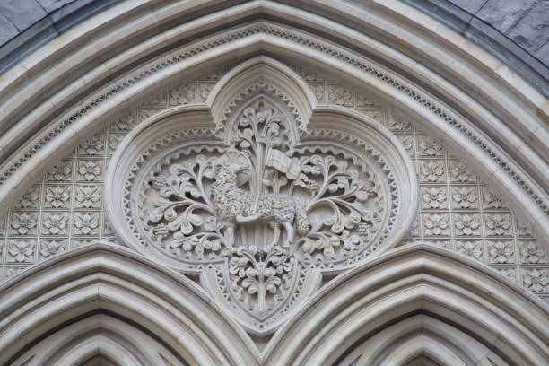 вход в собор церкви христа, дублин - christ church cathedral стоковые фото и изображения